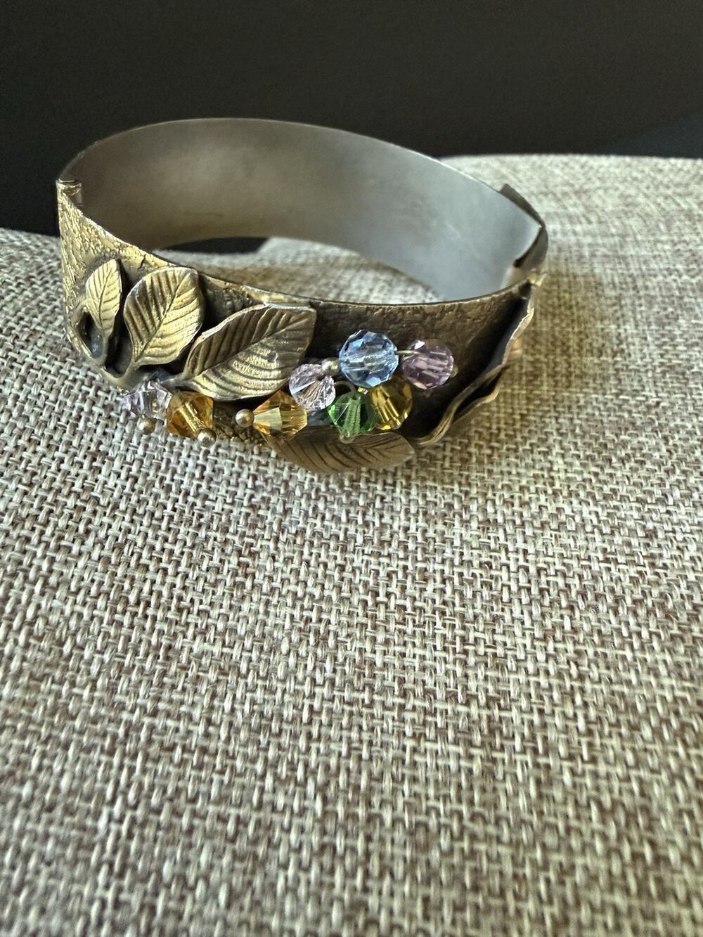 Vtg Art Nouveau Style High Relief Flower Brass Hinge Bangle Bracelet Glass Beads